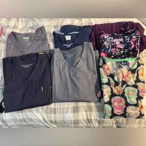 6 scrub tops/ 1 scrub bottom. Sold as a group.